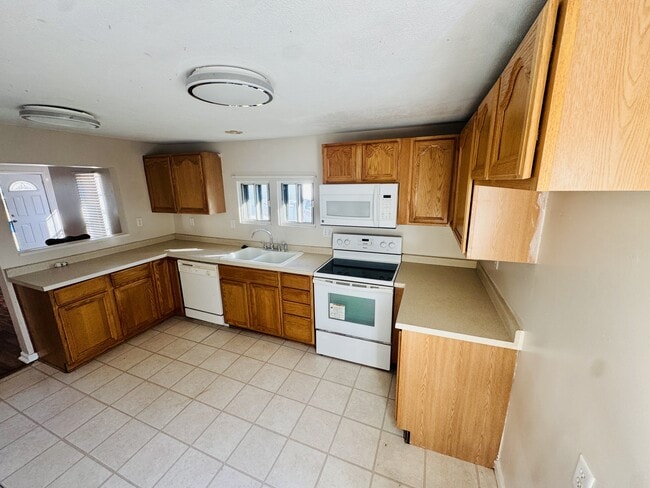 Foto del edificio - 335 Edgewood Rd