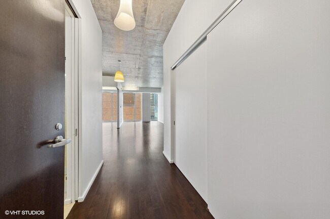 Foto del edificio - 550 N Saint Clair St