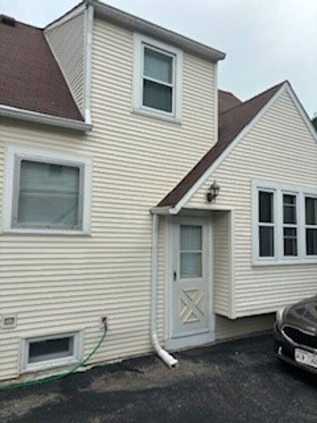 Building Photo - Three Bedroom House for Rent - 1805 Winche...