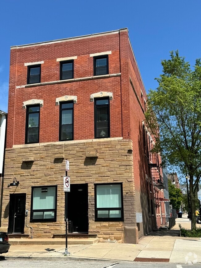 Building Photo - 1943 S May St