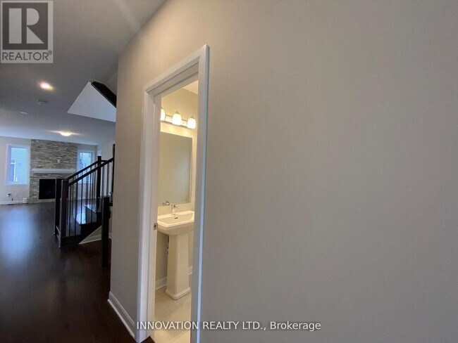 Photo du bâtiment - 213 Invention Blvd