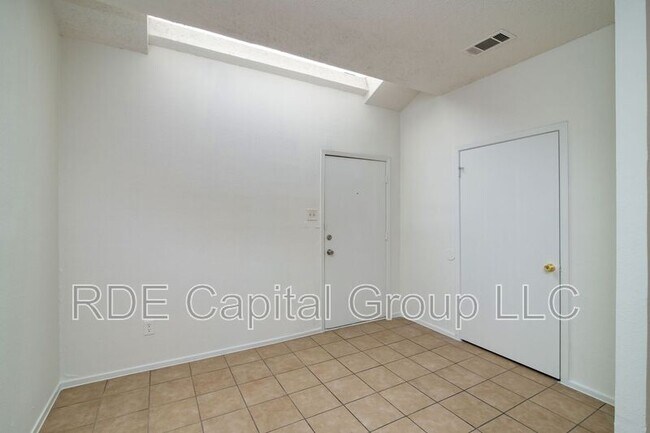 Foto del edificio - 5407A Chimney Rock Rd