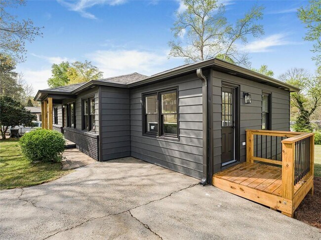 Building Photo - 960 Pine Forest Dr SW