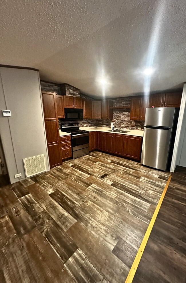 Building Photo - 18325 Miller Ln