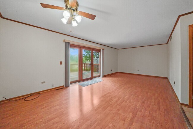 Building Photo - 2 Bed+1 Room in the Basement/1.5 Bath Town...