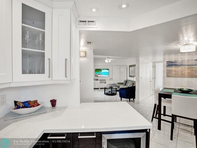 Foto del edificio - 341 N Birch Rd