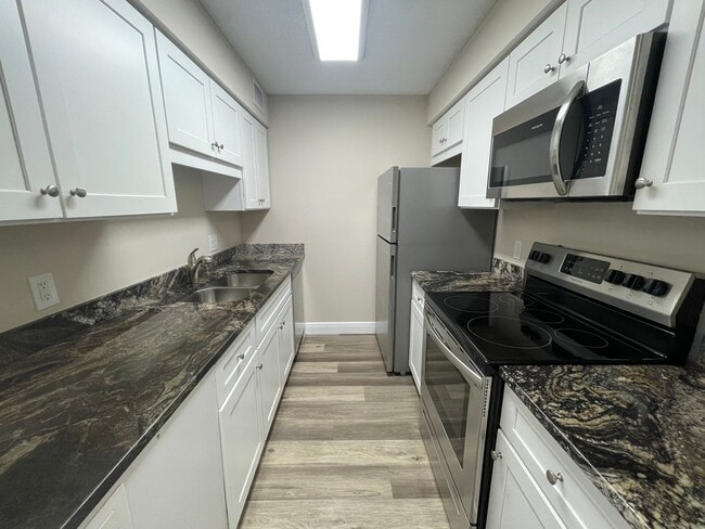 Building Photo - ANNUAL RENTAL - 1 BED / 1 BATH CONDO AT MY...