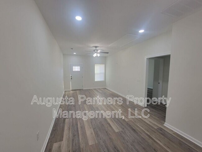 Foto del edificio - 2122 Circular Dr