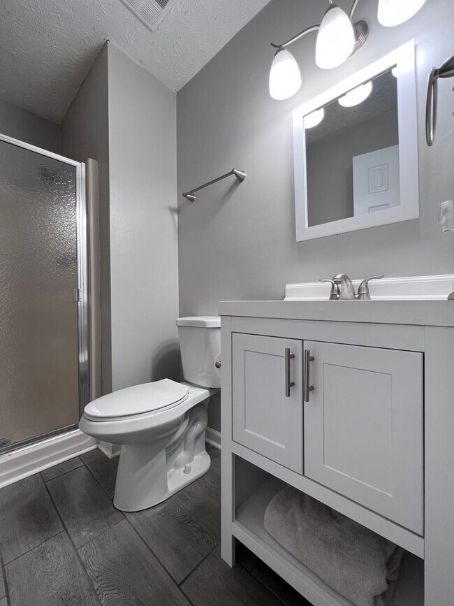Building Photo - Large 2/2.5 Townhouse near 5 Points and on...