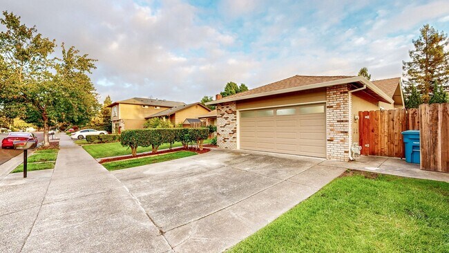 Foto del edificio - Meticulously Maintained Four Bedroom Singl...