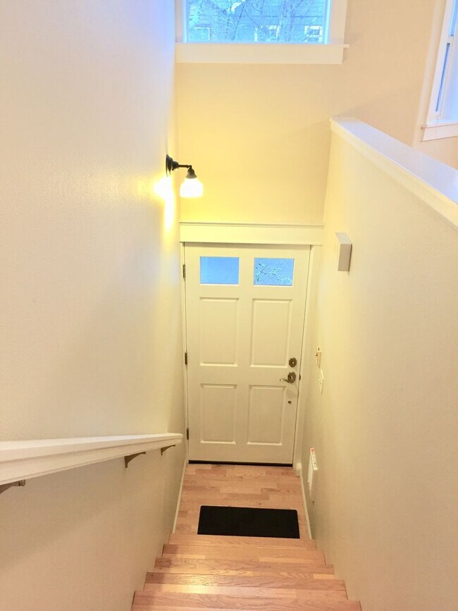 Building Photo - Great Townhouse in Sellwood!