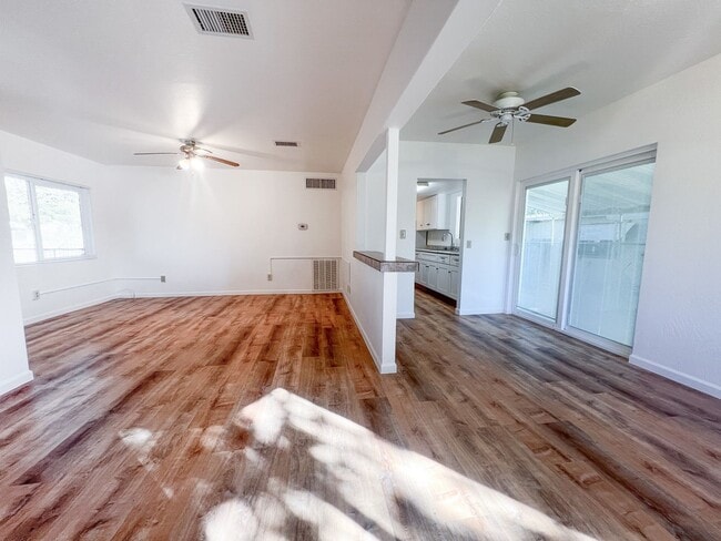 Building Photo - 385 S 4th St