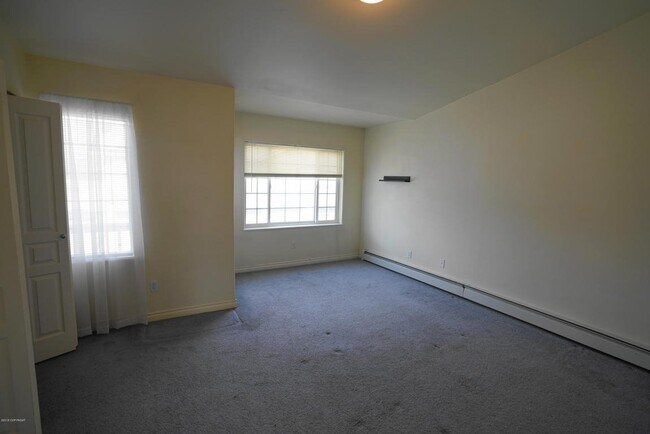 Building Photo - 2 Bedroom Townhouse near Sand Lake!