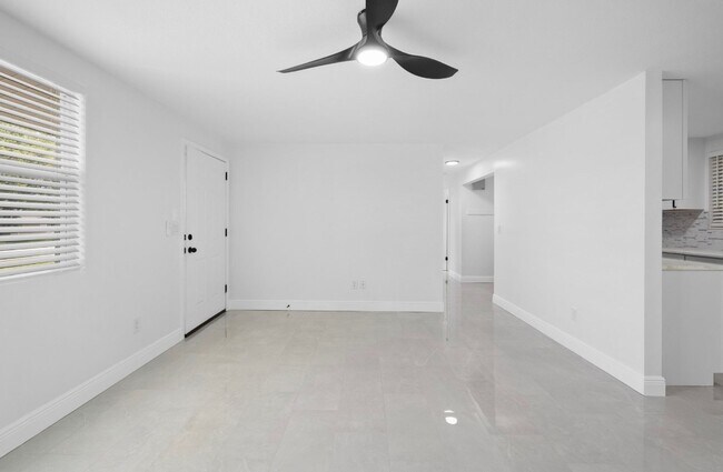 Foto del edificio - Renovated 3 bedroom 1 Bathroom fenced yard...