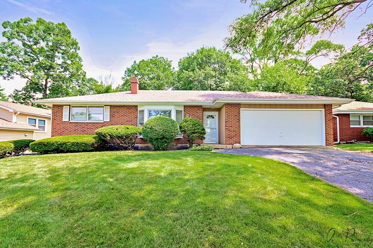 2100 Woodlane Dr, Lindenhurst, IL 60046 House Rental in Lindenhurst