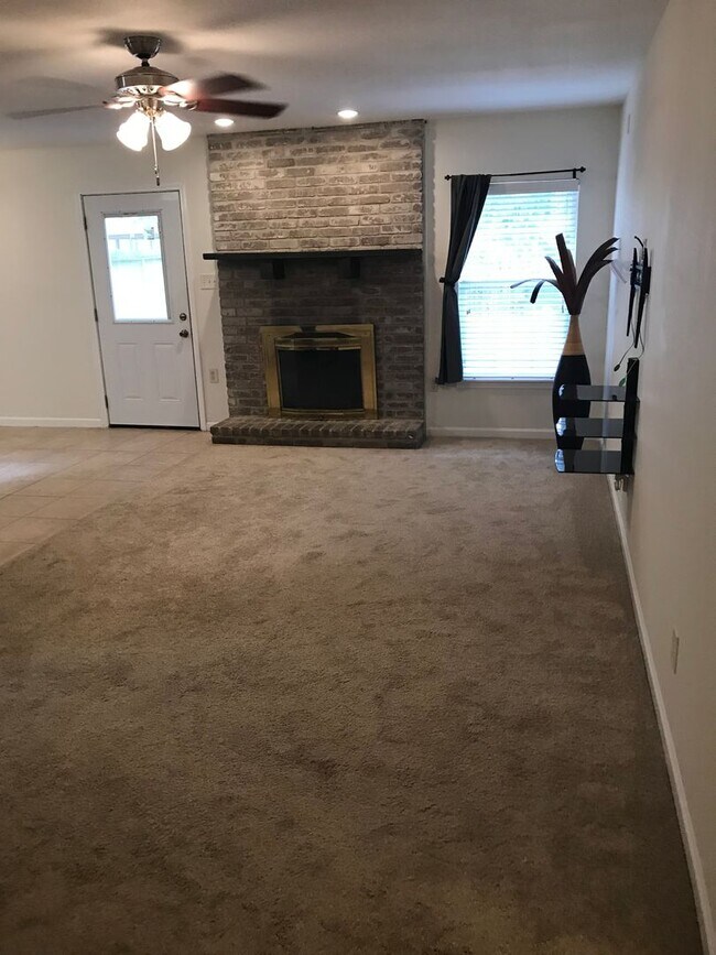 Foto del edificio - COMING SOON! 3 Bed / 2 Bath – Updated Home with Fireplace & Shaded Backyard