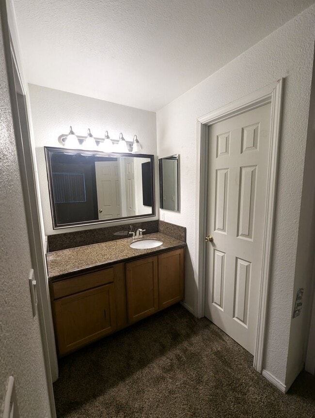 Building Photo - Very Nice Condo