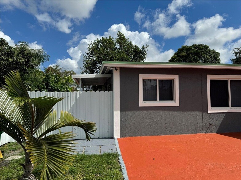 Primary Photo - 6471 SW 27th St