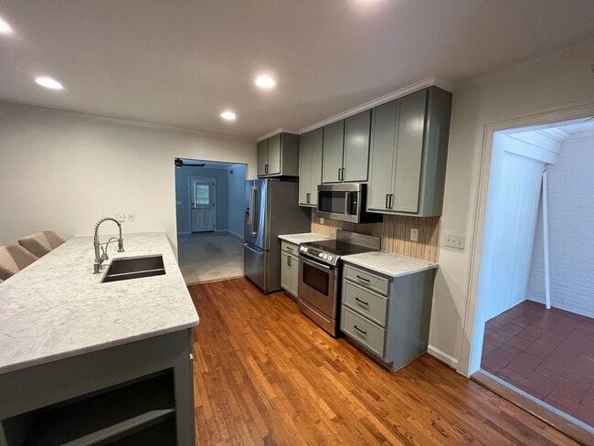 Building Photo - Beautiful 4 Bedroom with 4 Baths