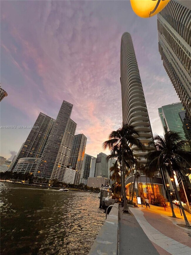 Foto del edificio - 300 S Biscayne Blvd