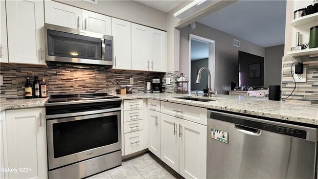 Building Photo - Spacious 2/2 in East Deerfield Beach! Grea...