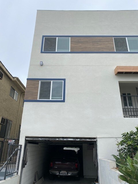 Building Photo - 4832 Rosewood Ave
