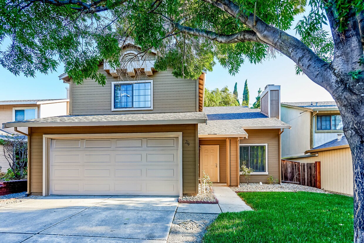 Foto principal - 216 Sandy Cove Ln
