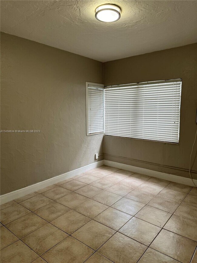 Foto del edificio - 7635 Dickens Ave