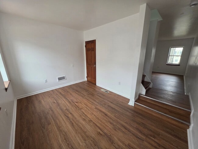 Building Photo - 827 Windsor St