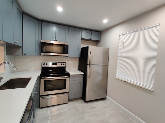 Building Photo - 8750 Royal Palm Blvd