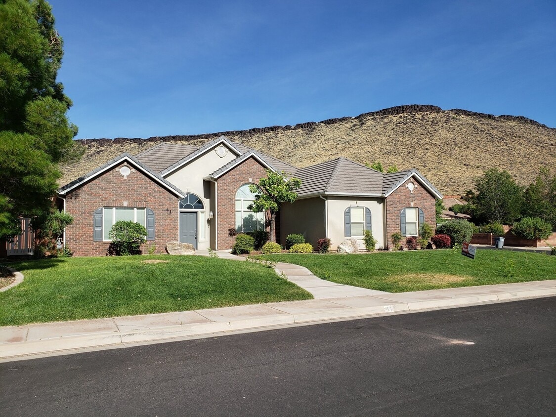 Primary Photo - Beautiful 4 bed 2 bath home with 3 car gar...