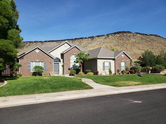 Foto del edificio - Fenced 4 bed 2 bath home with 3 car garage...