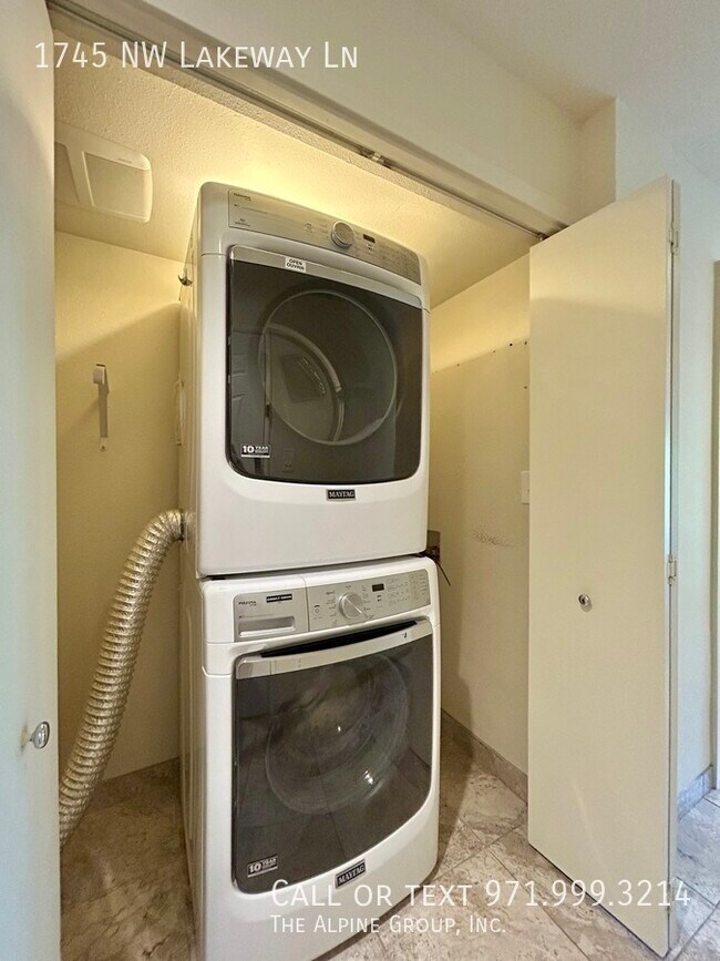 Foto del edificio - 1745 NW Lakeway Ln