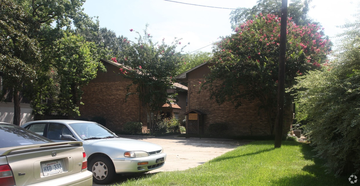 Primary Photo - 373 West Dr