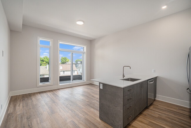 Building Photo - 404 Eden Av