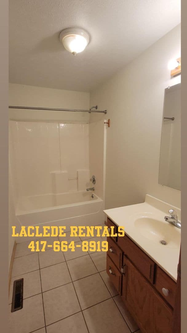 Building Photo - 2 Bed 1 Bath Apartment