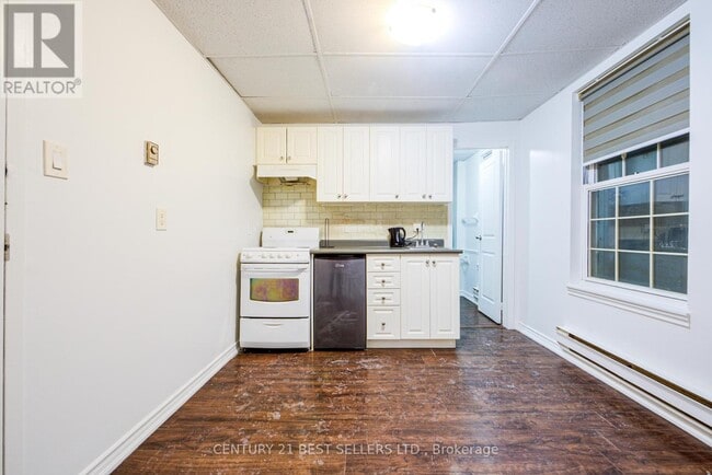 Building Photo - 150 Lakeshore Rd E