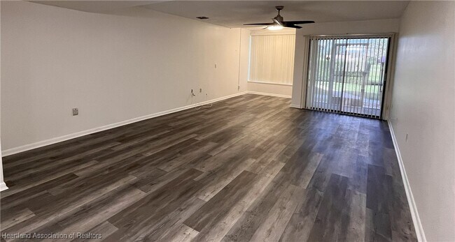 Foto del edificio - 3915 Edgewater Dr