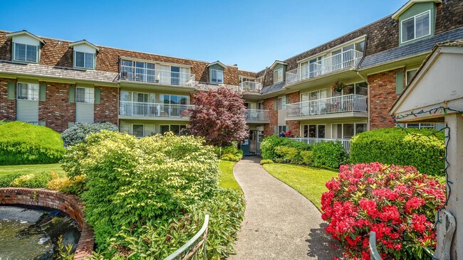 Photo du bâtiment - Fraser Tolmie Apartments