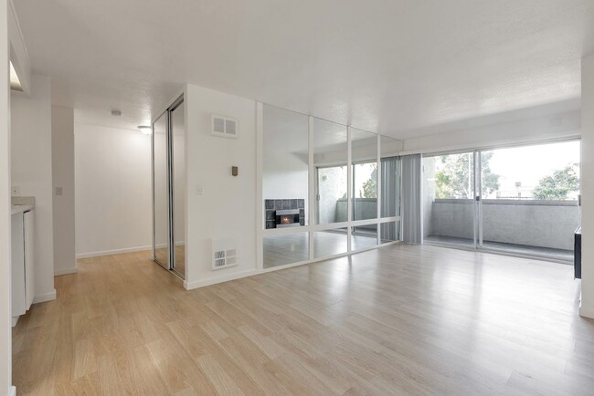 Foto del edificio - 955 Shorepoint Court Unit 101