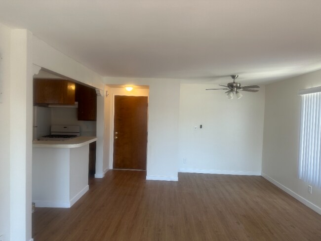 Foto del edificio - 327 Culver Blvd