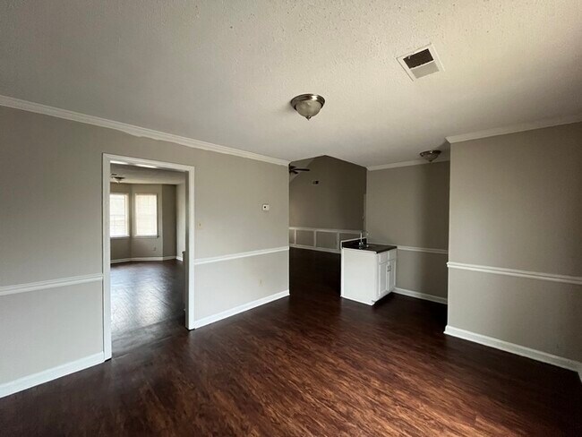 Building Photo - 1050 Trappers Cove