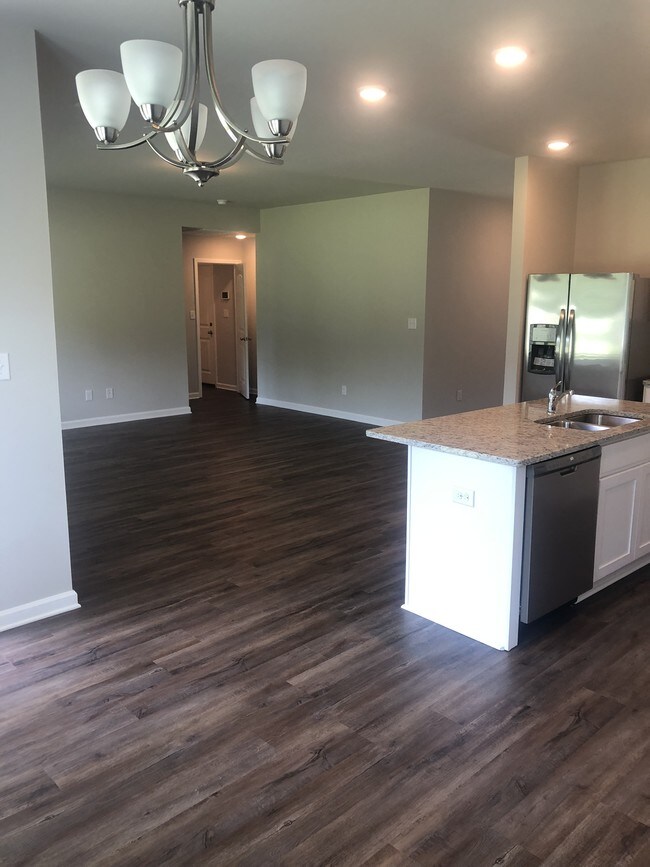 Building Photo - 12876 Fowler Dr