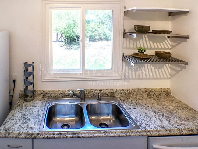 Building Photo - 1285 S Holly St