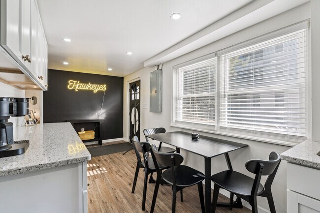 Foto del edificio - 1219 Oakcrest St