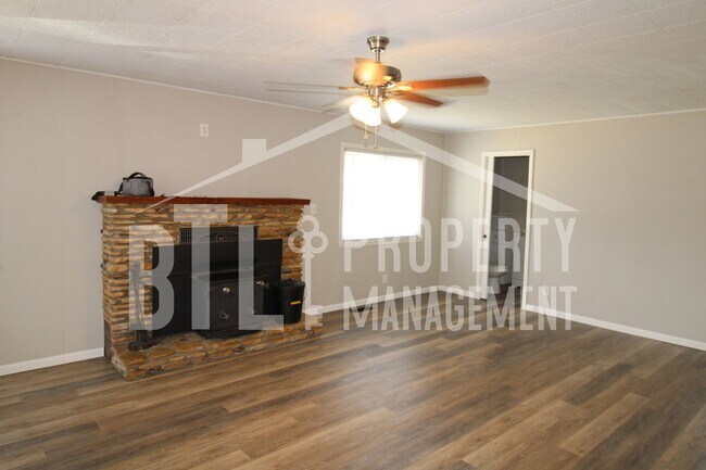 Foto del edificio - Beautiful Home with a Lakeview! Bonus Sunroom!
