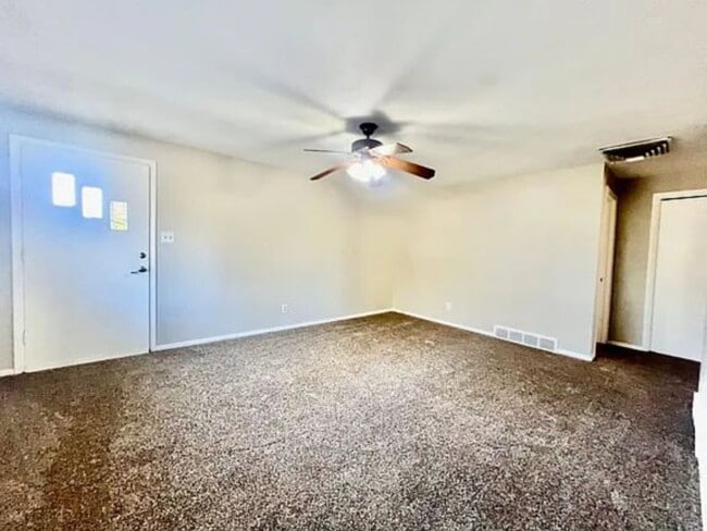 Foto del edificio - Duplex Unit Now Available!