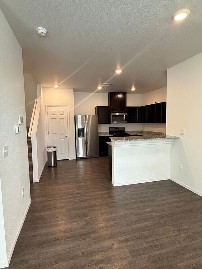 Building Photo - 3-Bed, 2.5-Bath Townhome in North Reno