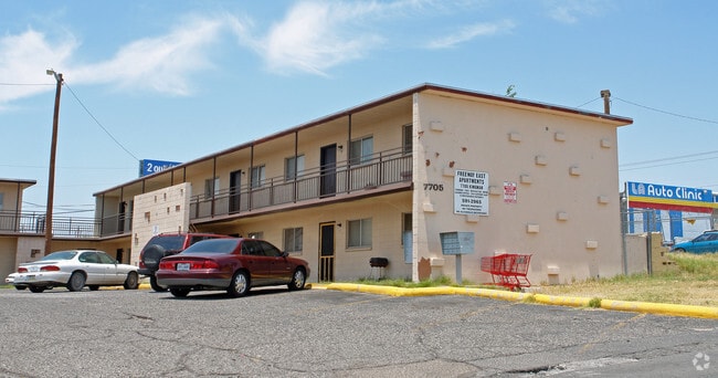 Foto del edificio - Freeway East Apartments