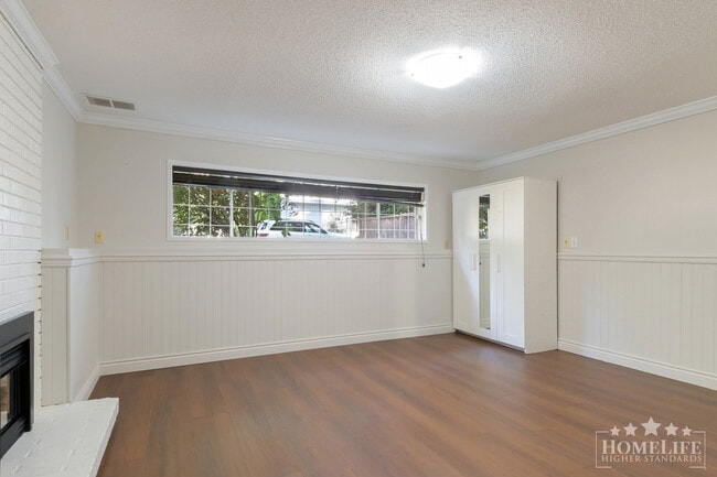 Building Photo - Spacious 3-Bedroom + Den Basement for Rent...